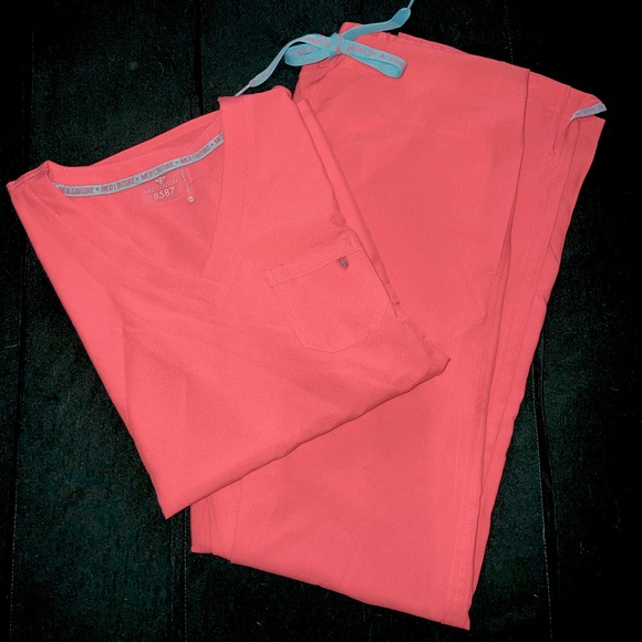 NWoT NEVER WORN MedCouture Bright Coral/Pink Scrub Set - Picture 1 of 1